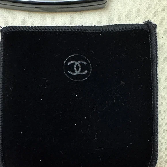 CHANEL Black Compact Mirror with Powder Puff Applicator NIB - Picture 2 of 6